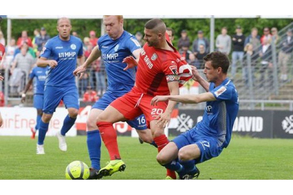 Josip Landeka (re.) im Duell mit Reutlingens Marcel Avdic: Der Einsatz des Linksverteidigers in Alzenau ist gefährdet. Pressefoto Baumann