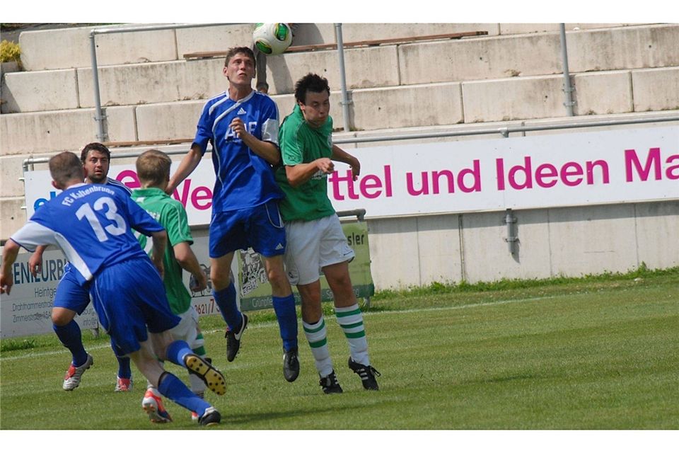 Der FC Kaltenbrunn (blaue Trikots) ging beim TuS Schnaittenbach unter.  Foto: Archiv