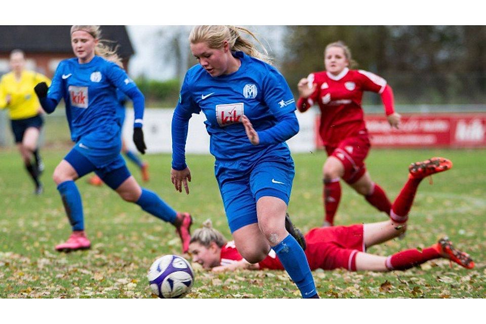Beste Möglichkeiten verpassten die B-Juniorinnen des SV Meppen mit Stürmerin Pascalle Pomper (vorn) beim 0:0 gegen Jena. Foto: Doris Leißing