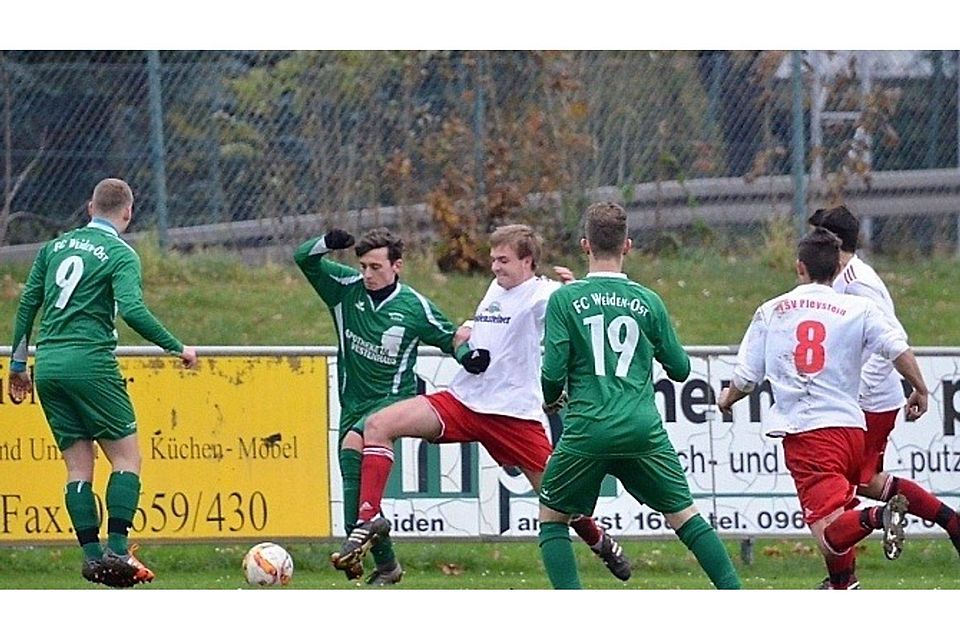 Dämpfer für die Ambitionen des TSV Pleystein: 0:2 unterlagen die Mühling-Schützlinge (weißes Trikot) bei der Kreisligareserve des FC Weiden-Ost. F: Nachtigall