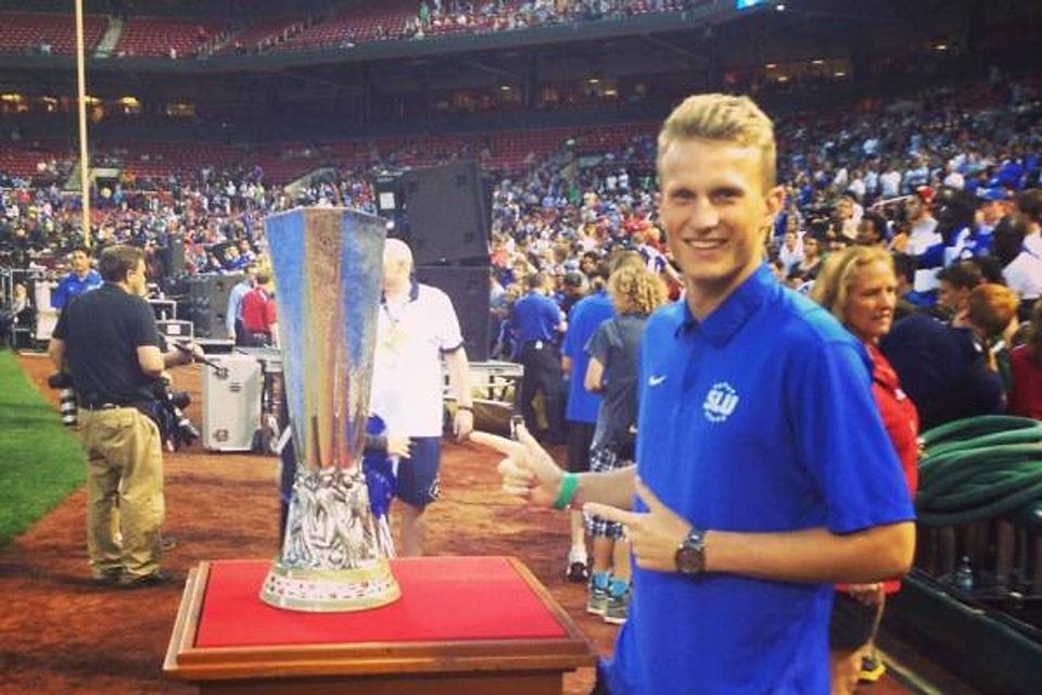 Julian Gieseke mit dem EL-Pokal in St. Louis (USA). Foto: Gieseke