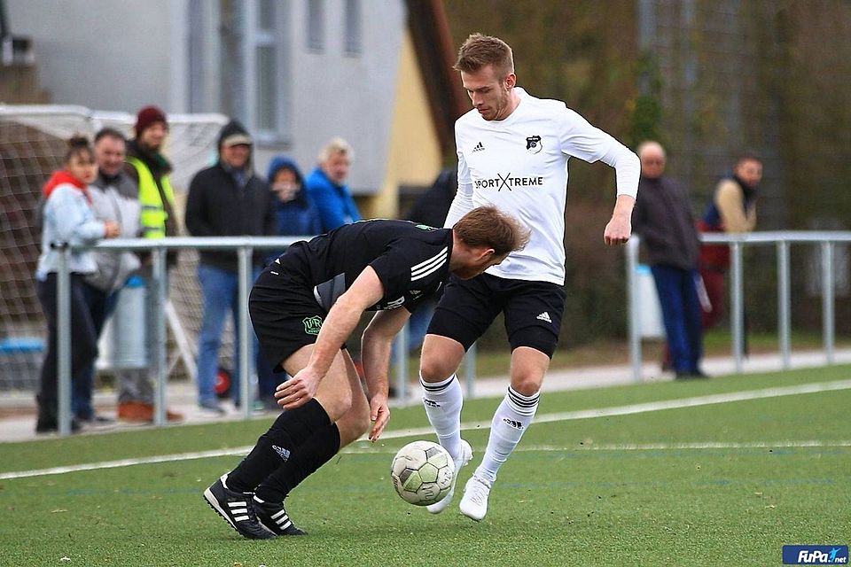 Für den FSV Saulheim (weiße Trikots) steht ein wichtiges Match im Kampf um den Klassenerhalt gegen den VfL Gundersheim an, der VfR Nierstein ist im Verfolgerduell mit dem SVW Mainz gefordert.