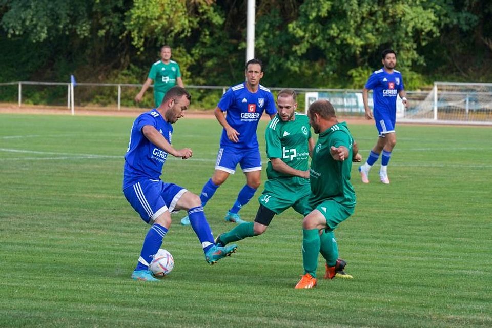 Filip Ristovski (am Ball) und seine Teamgefährten vom TV Freimersheim feierten im Auftaktspiel des VG-Turniers gegen Fichte Bechenheim ein Erfolgserlebnis.	