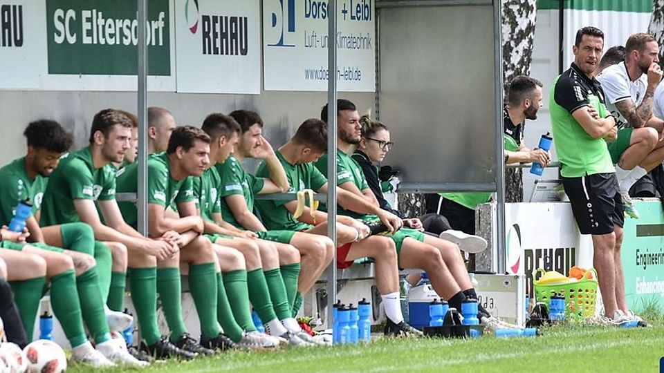 Allerlei Optionen: Eltersdorfs Coach Bernd Eigner (rechts neben der Auswechselbank) testet im Moment seine junge Truppe auf Herz und Nieren.