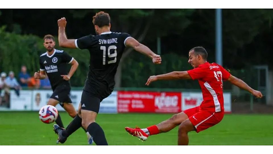 Treffer ins Glück: Mostafa Hescham El-Haiwan (rechts) von der SG Hüffelsheim erzielt gegen Thomas Mirkes und seine SVW Mainz per Distanzschuss die 1:0-Führung.
