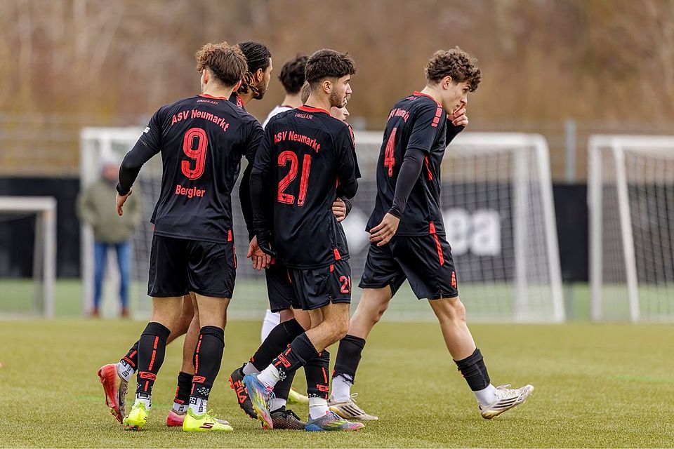 Bayernliga-Spitzenreiter ASV Neumarkt duelliert sich am Abend mit Zweitligist SpVgg Greuther Fürth.