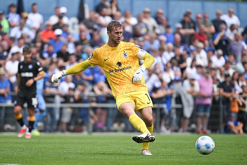 1860-Torhüter Marco Hiller spielt den Ball