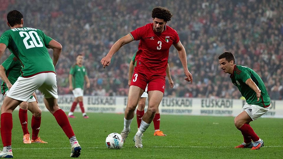 Eine Woche zuvor spielte er noch in Hankofen vor 500 Zuschauern: Khalid Abu El Haija (am Ball) bei seinem Debüt für die Nationalelf Palästinas im San Mamés Stadion in Bilbao. 