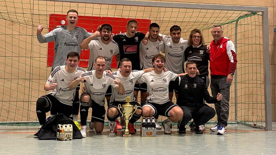 Der vierte Streich: Der TuS Schwarz-Weiß Bismark hat er erneut getan. Auch den Sparkassencup 2026 sicherten sich die Schützlinge von Michael Metzger und Florian Knoblich.