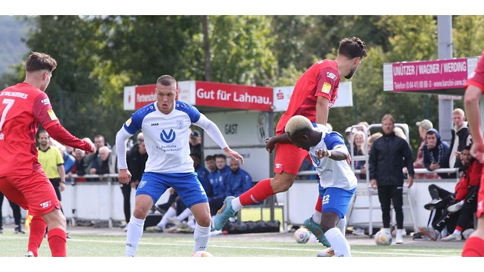 Mica Hendrich (M.) wird eine ganz besondere Ehre zuteil. Der Fußballer des Hessenligisten VfB Marburg steht in der Auswahl zum Tor des Monats November der Sportschau. © Steffen Bär