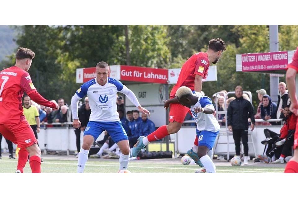 Mica Hendrich (M.) wird eine ganz besondere Ehre zuteil. Der Fußballer des Hessenligisten VfB Marburg steht in der Auswahl zum Tor des Monats November der Sportschau. © Steffen Bär