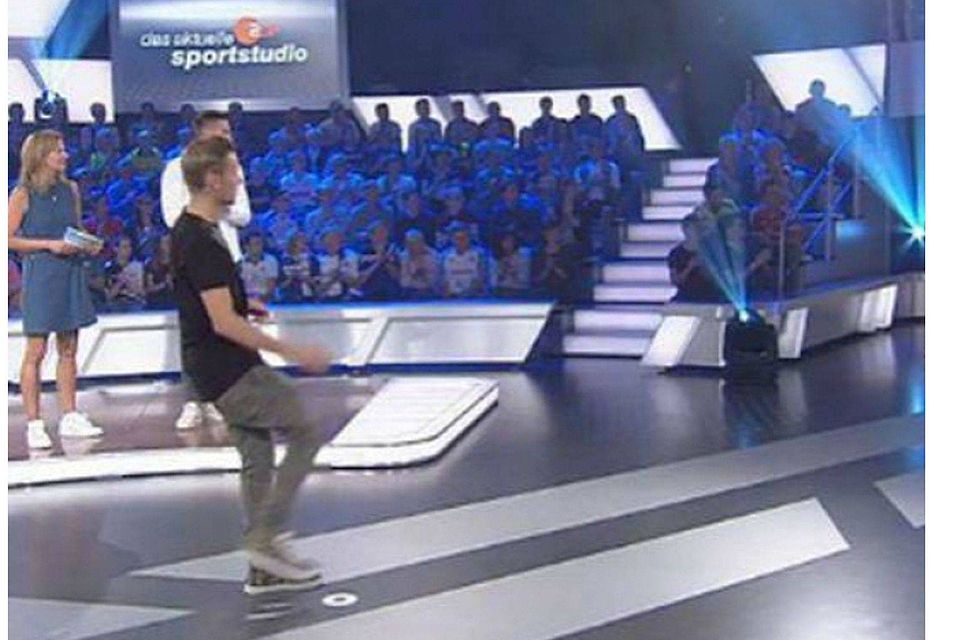 Sternstunde: Eintracht-Neuzugang Pascal Sattelberger besiegt im ZDF-Torwandschießen Niklas Süle.  ZDF-screenshoot