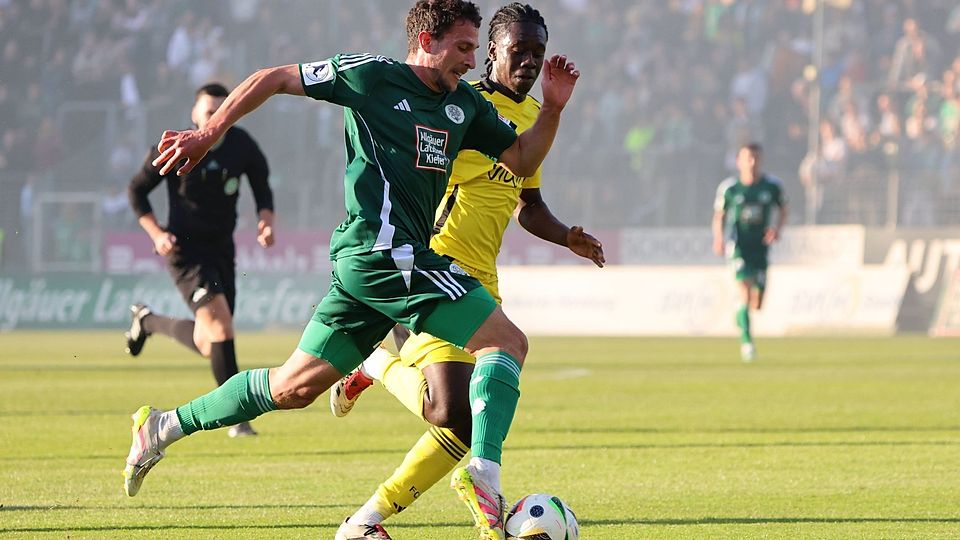 Dominic Schmidt (vorne) wechselt vom FC 08 Homburg zu den Würzburger Kickers.