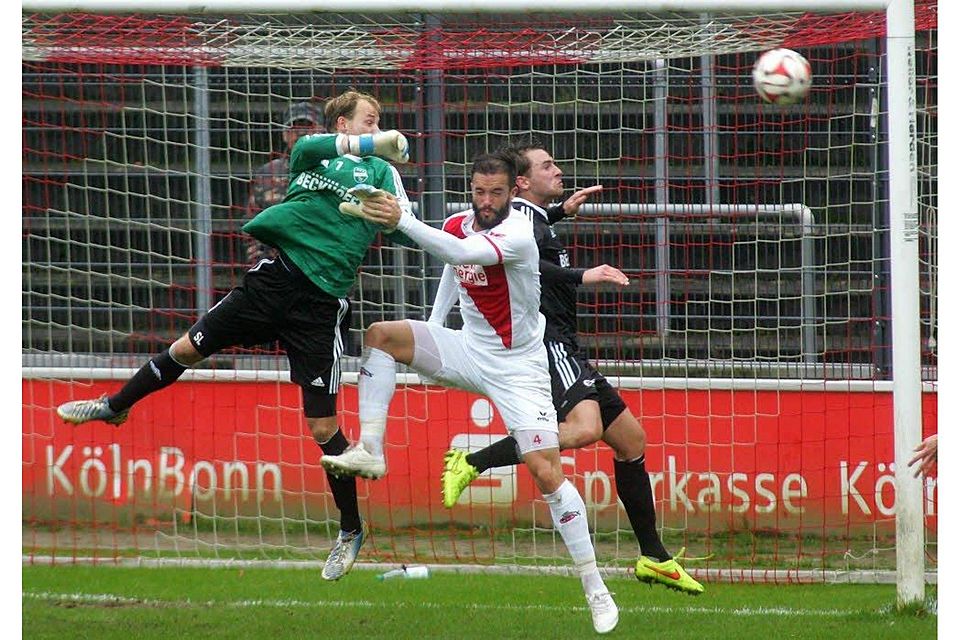 Verls Keeper Sebastian Lange ist vor FC-Innenverteidiger Roman Golobart am Ball., Foto: BildeR: Dahmen