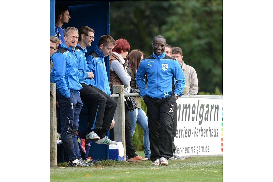 Der Newcomer der Bezirksliga auf der Trainerbank hat gut lachen: Merzens Al Anozie. Foto: Rolf Kamper