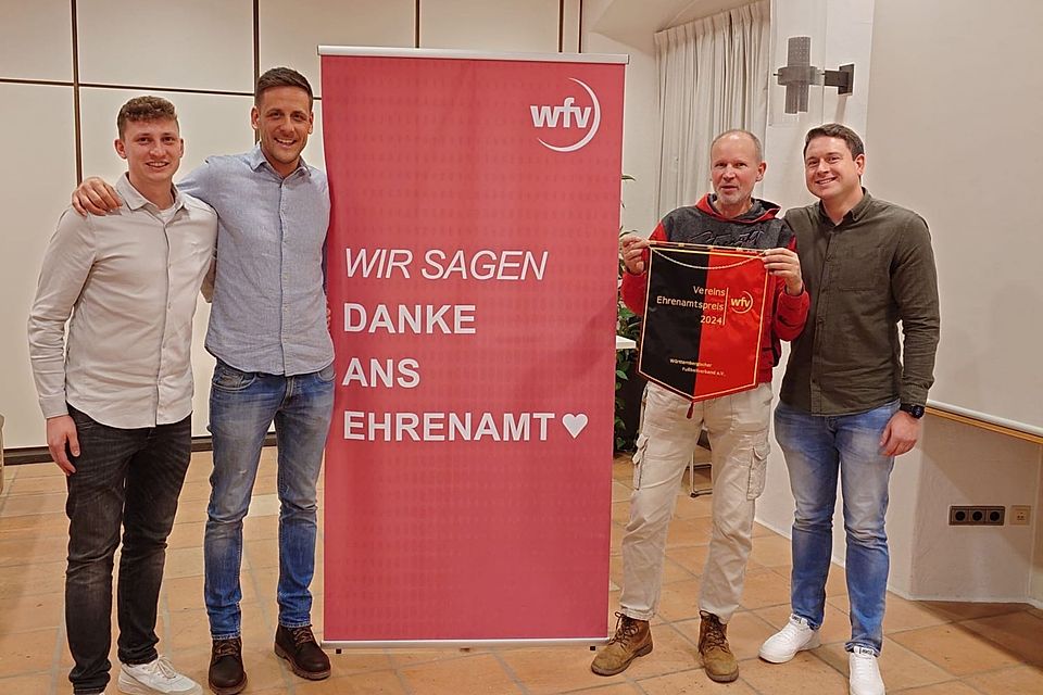 Der Preisträger Wacker Biberach von link nach rechts: Philipp Bohms, Stefan Reich, 1. Vorstand Frank Günther, Matthias Gebert