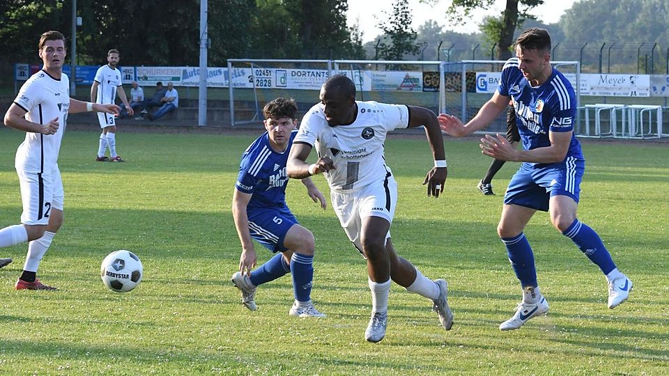 Breinigs Joseph Mbuyi (weißes Trikot) spieltze stark und steuerte einen Treffer zum Sieg in Teveren bei.