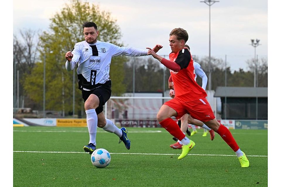 Joaquin Fazal (hier rechts im roten Trikot in einem früheren Spiel gegen Eddersheim) trifft für Rot-Weiß Walldorf gegen Baunatal zum 1:1-Ausgleich. 	Foto: Uwe Krämer