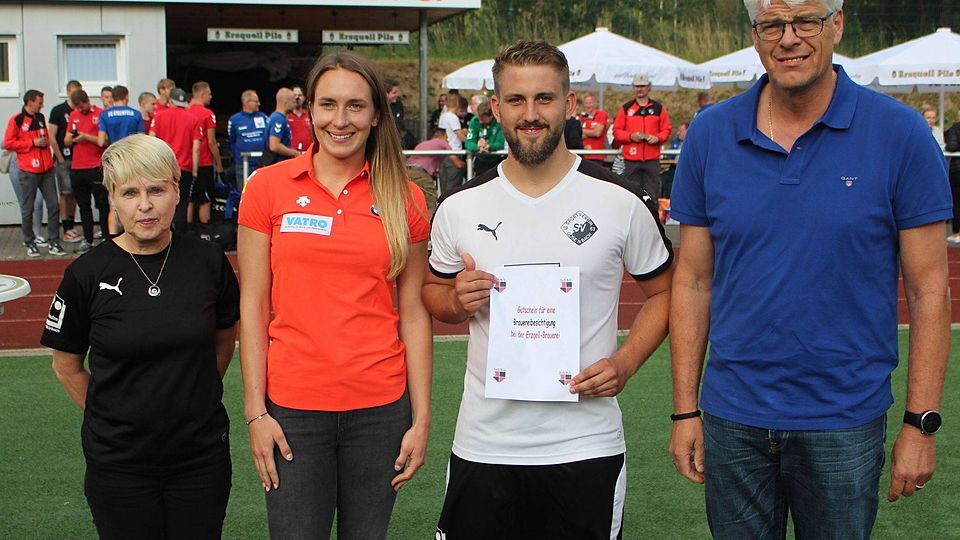 SuS-Geschäftsführerin Ortrud Hoffmann (l.), Schirmherrin Jacqueline Lölling (2.v.l.) und Erzquell-Repräsentant Harald Diehl zusammen mit SVG-Kapitän Lukas Krämer.