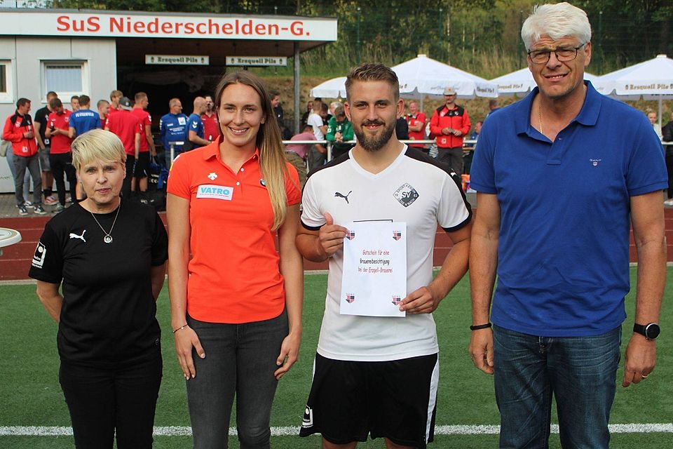 SuS-Geschäftsführerin Ortrud Hoffmann (l.), Schirmherrin Jacqueline Lölling (2.v.l.) und Erzquell-Repräsentant Harald Diehl zusammen mit SVG-Kapitän Lukas Krämer.