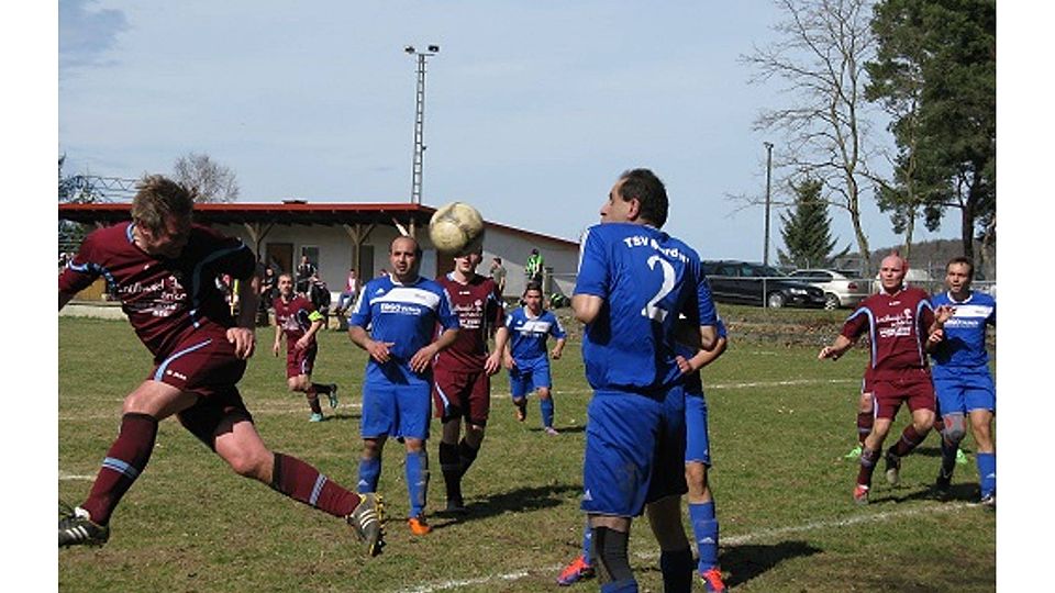 F: Jan-Erik Eisenhuth Die SG Beisetal (rote Trikots) hat das Derby gegen den TSV Remsfeld mit 0:3 (0:0) verloren.