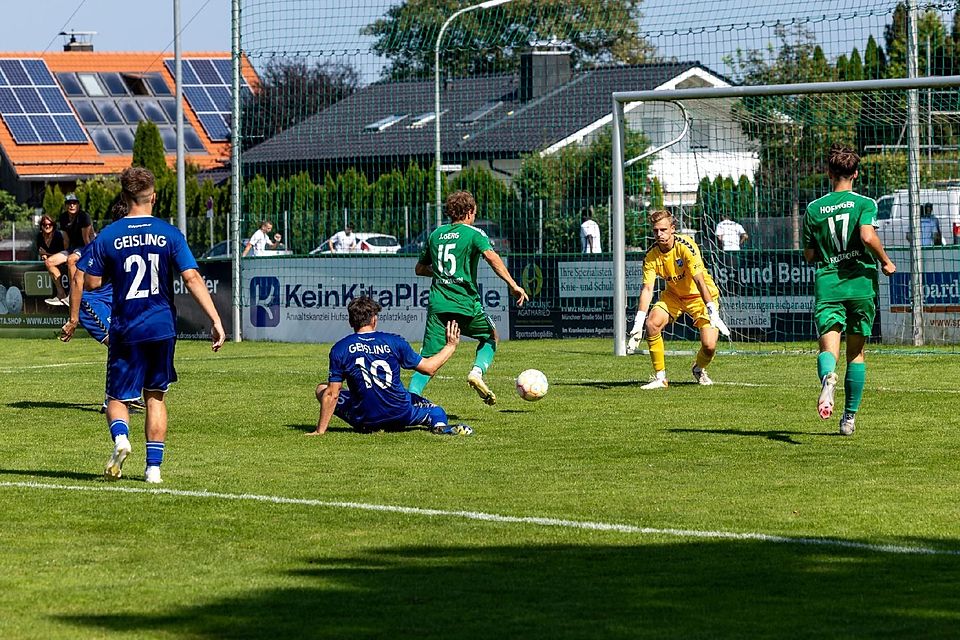 Die beste Chance auf die Führung ließen Jakob Gerg und der TuS Holzkirchen liegen. rechts Stefan Hofinger