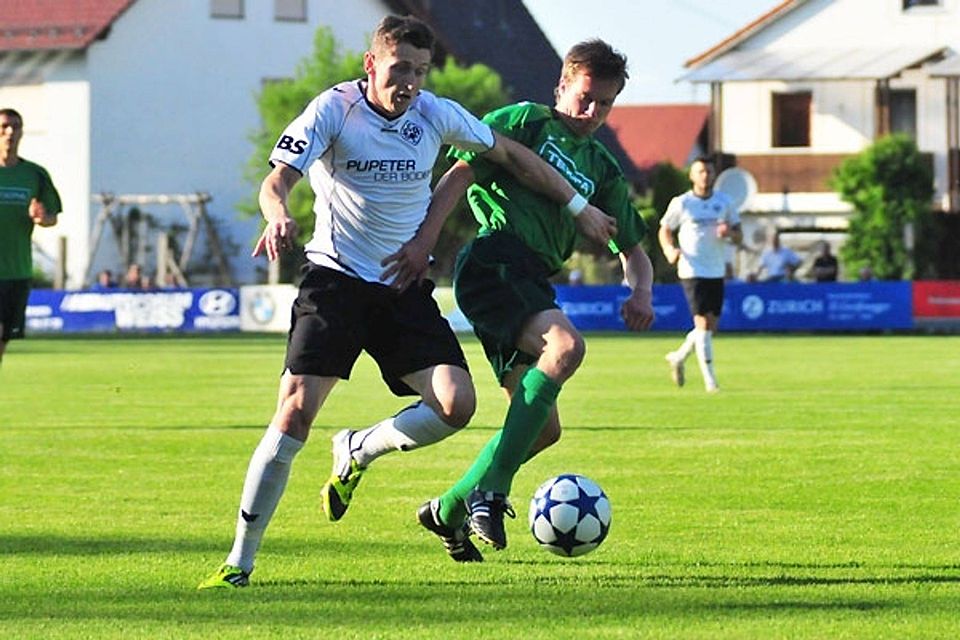 Arthur Vogel (li. - hier im Zweikampf mit Markus Kirchner) markierte den goldenen Treffer beim Aichacher 1:0-Sieg. F: Appel