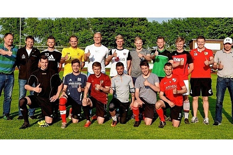 Daumen hoch für den HSV: Die (unvollständige) Nordfriesland-Auswahl mit Trainer Malte Köster (hinten, Zweiter von links).pustal