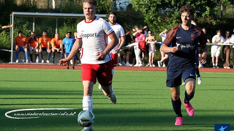 Türk Spor Bad Schwalbach (weißes Trikot) musste ein 1:7 gegen die SG Rauenthal/Martinsthal hinnehmen.Der TuS Hahn (blaues Trikot) verlor zuhause gegen Spitzenreiter TV Idstein.