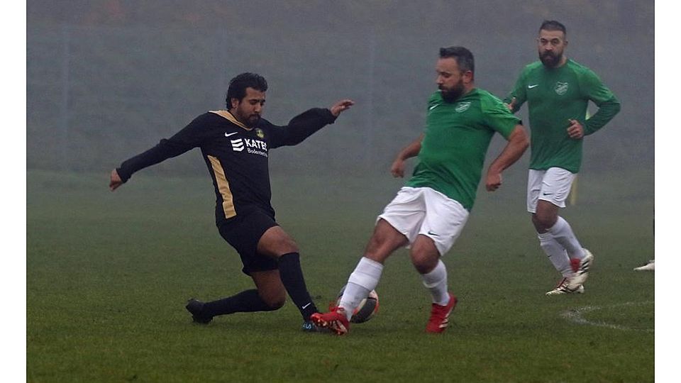 Hier ist die Sicht noch gut genug, kurz darauf ist aber Schluss: Mirko Helm (grünes Trikot, Normannia Pfiffligheim) im Zweikampf um den Ball mit Ataspor-Spieler Touvouz Bampasali.	Foto: Christine Dirigo/pakalski-press