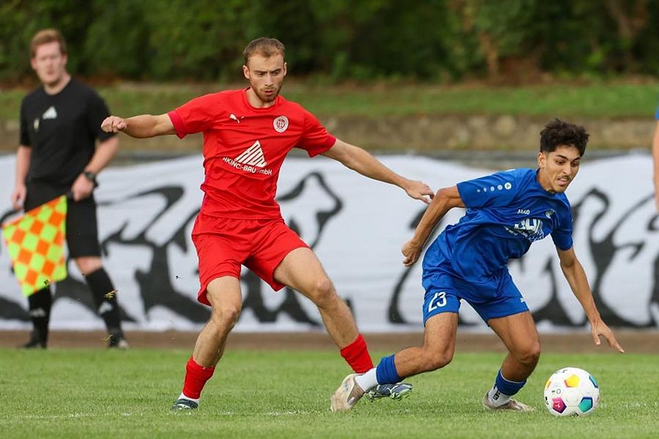 Für TSV-Stürmer Daniel Rudi (links) gab es vom ehemaligen Trainer ein Extra-Lob, für Aiman Tahiri und die Blauen von Biebrich 02 am Ende die drei Punkte im Verbandsliga-Derby.	Foto: Frank Heinen