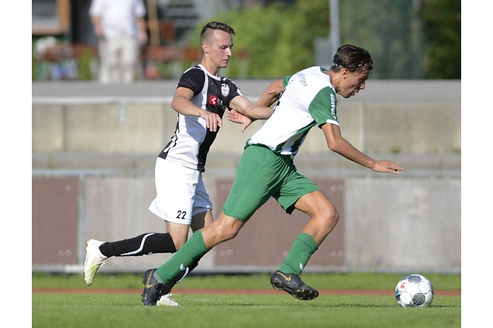 Einen Schritt nach vorne haben die Geretsrieder um Robin Renger (li.) zuletzt beim 1:1 gegen Gundelfingen gemacht. Mit einem Sieg am Sonntag beim SC Olching will der TuS nun den direkten Verfolger auf Distanz halten.  Hans Lippert