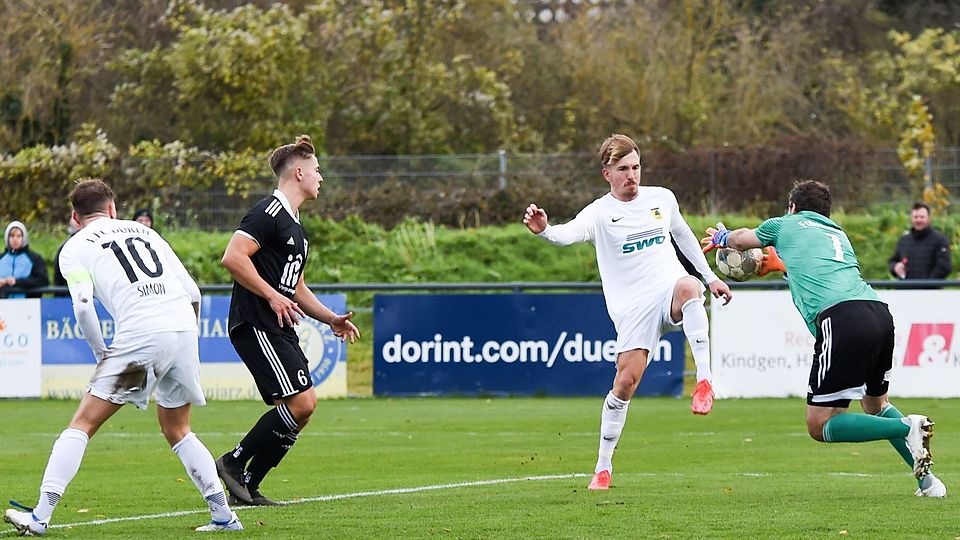 So war‘s in der Hinrunde: Der 1. FC Düren (in Weiß) gewann 2:0 gegen Borussia Freialdenhoven.