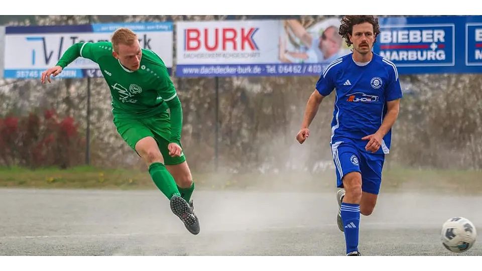 4:1! David Heuser (l.) vom SSV Endbach/Günterod trifft zur Entscheidung gegen Felix Heinze und die SG Wommelshausen/Dernbach. 4:1! David Heuser (l.) vom SSV Endbach/Günterod trifft zur Entscheidung gegen Felix Heinze und die SG Wommelshausen/Dernbach. © Lars Hinter