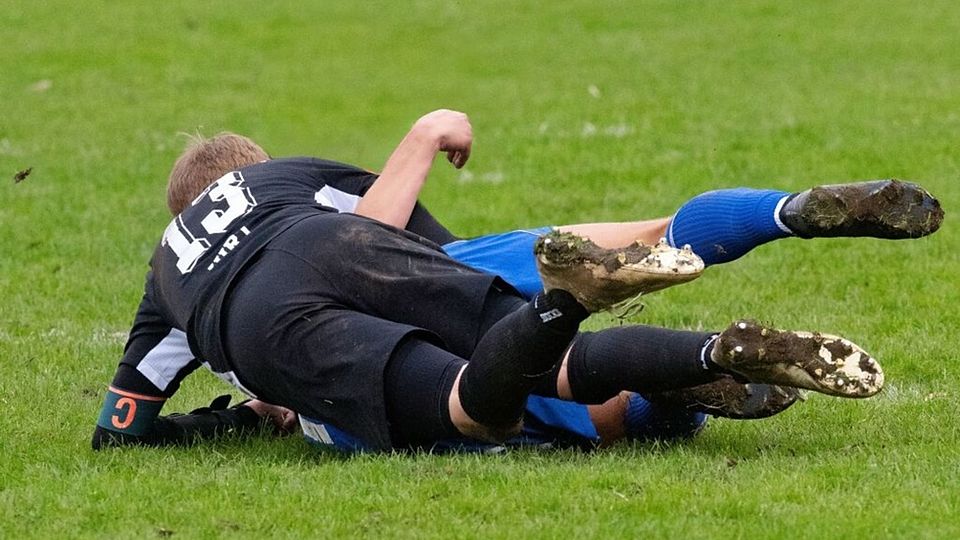 Hier kommt keiner durch: Im Spiel der Neustädter (in Blau) gegen den FC Gutmadingen stimmte der Einsatz.