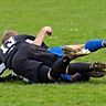 Hier kommt keiner durch: Im Spiel der Neustädter (in Blau) gegen den FC Gutmadingen stimmte der Einsatz.