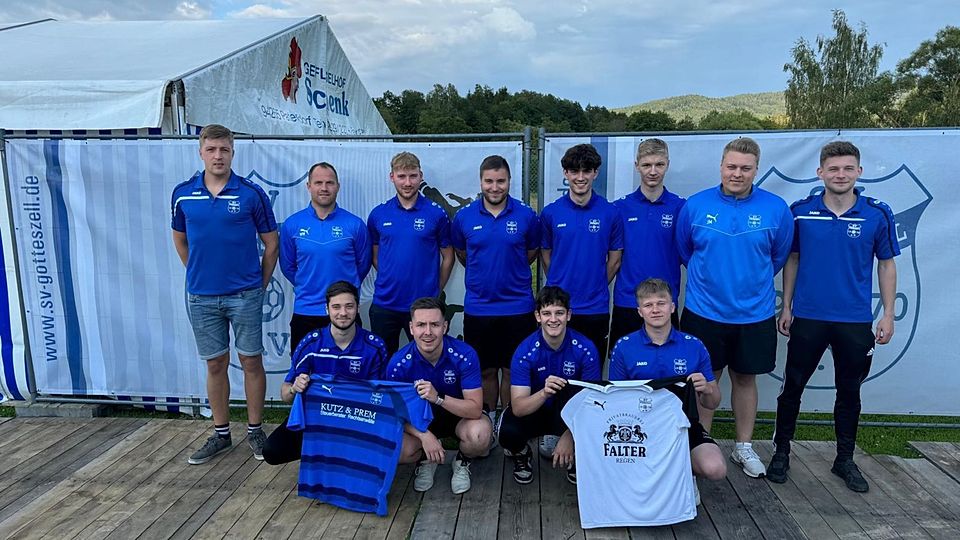 Der SV Gotteszell mit seinen Neuzugängen und Verantwortlichen 