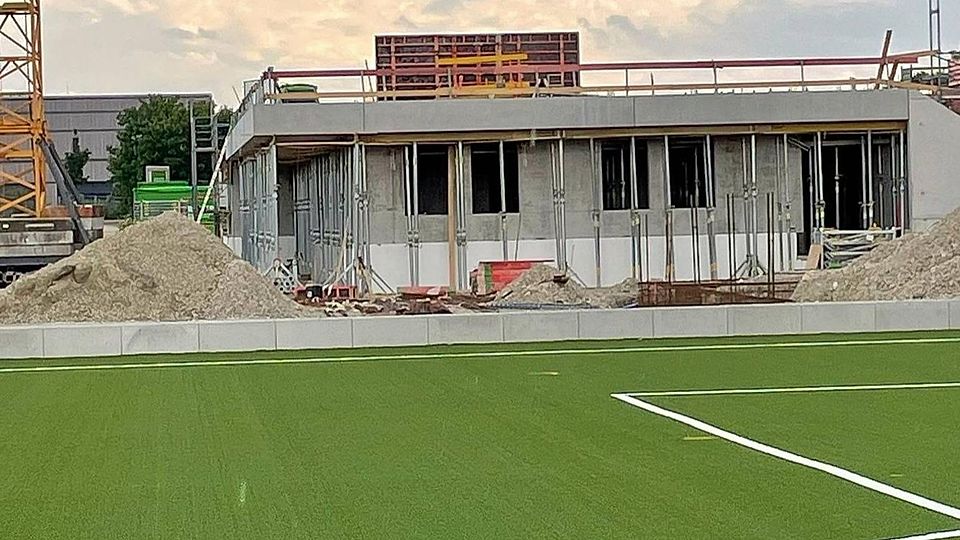 Seit gut zwei Jahren laufen die Arbeiten am neuen Sportzentrum West III. Seit dieser Aufnahme aus dem Mai 2021 hat sich viel getan auf der Baustelle. Kurz vor der Fertigstellung droht nun ein Baustopp.