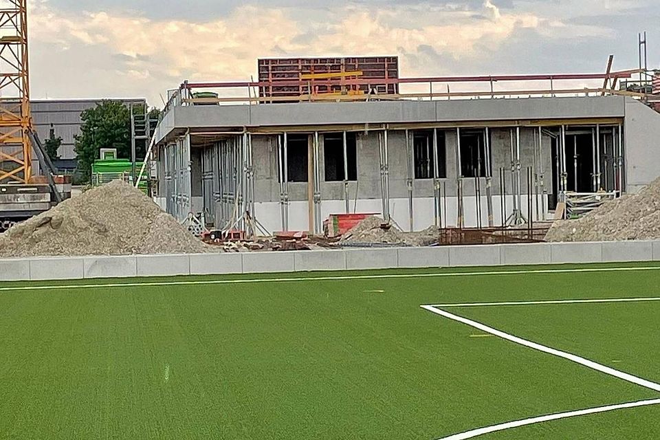 Seit gut zwei Jahren laufen die Arbeiten am neuen Sportzentrum West III. Seit dieser Aufnahme aus dem Mai 2021 hat sich viel getan auf der Baustelle. Kurz vor der Fertigstellung droht nun ein Baustopp.