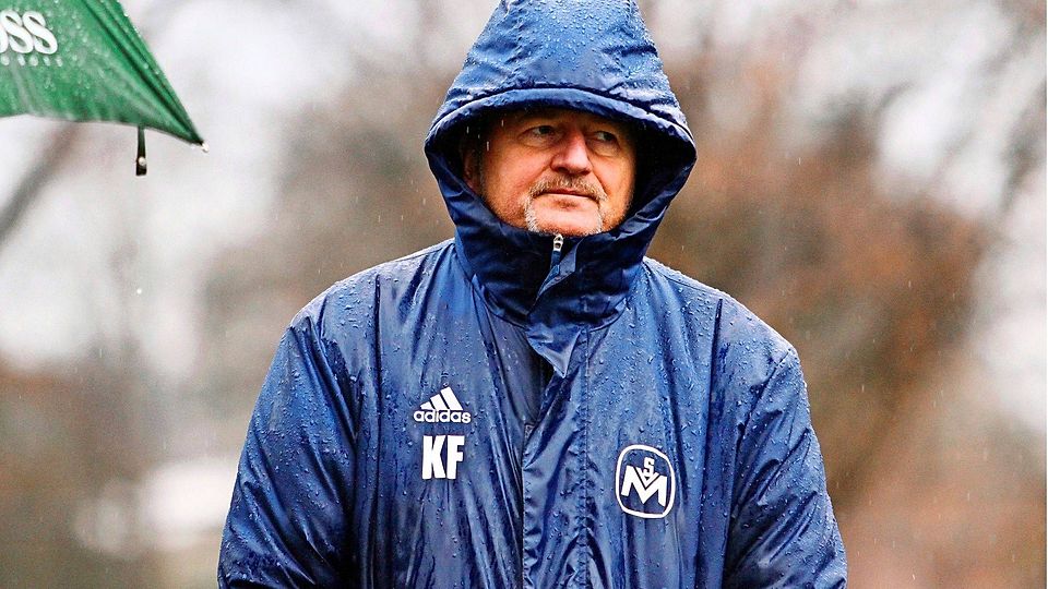 Der Trainer Karl-Heinz Fuhrmann im Regen – allerdings nur witterungsbedingt, nicht im übertragenen Sinn. Klar ist: er behält seinen Job in Möhringen. 