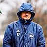 Der Trainer Karl-Heinz Fuhrmann im Regen – allerdings nur witterungsbedingt, nicht im übertragenen Sinn. Klar ist: er behält seinen Job in Möhringen. 