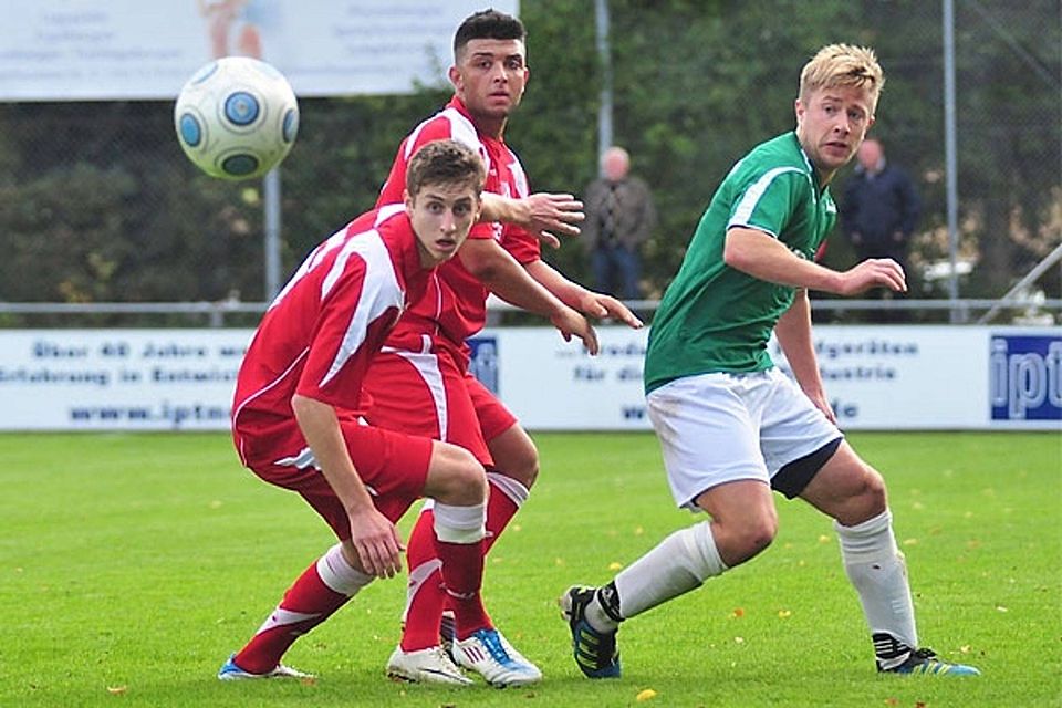 Die beiden Aindlinger Tomislav Bakovic (v.li.) und Marcel Ebeling konnten die 2:4-Niederlage gegen den Sportbund um Alex Spreitzer nicht verhindern. F: Appel