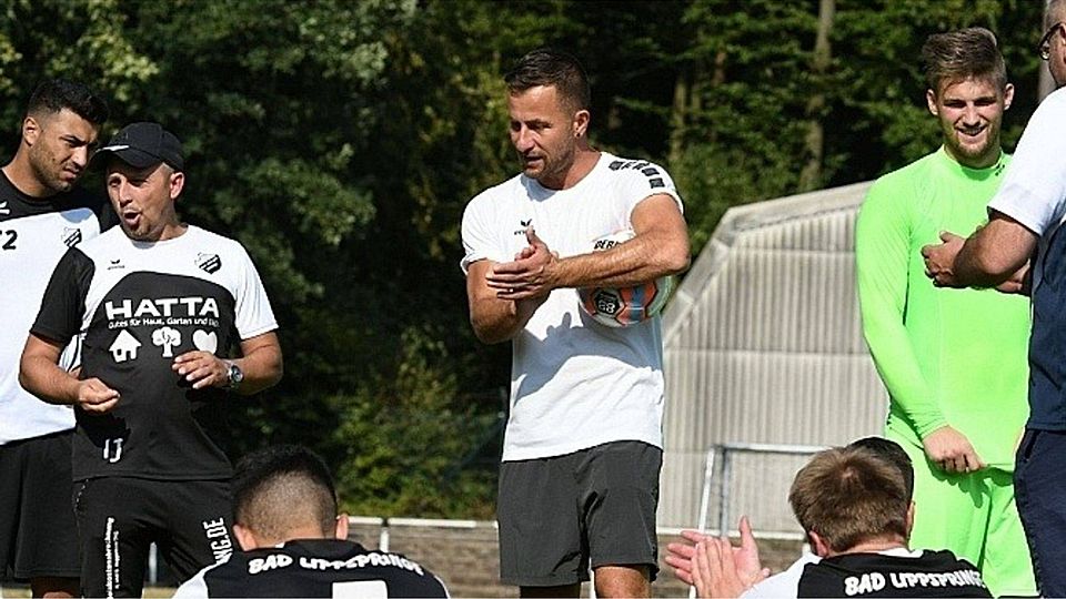 Nihat Türk (Bildmitte) ist nicht mehr Trainer des Landesligisten BV Bad Lippspringe. Foto: Feldmann