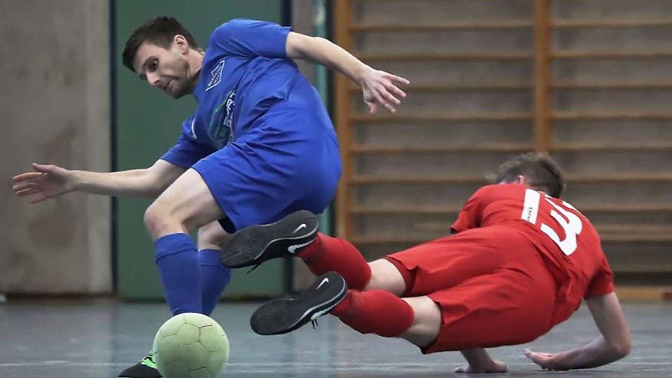 Patrick Richter (links) vom TSV Seckmauern im Zweikampf mit Björn Kabel, der mit der SG Nieder-Kainsbach das Turnier des FV Mümling-Grumbach in Höchst gewinnt. 	Foto: Herbert Krämer