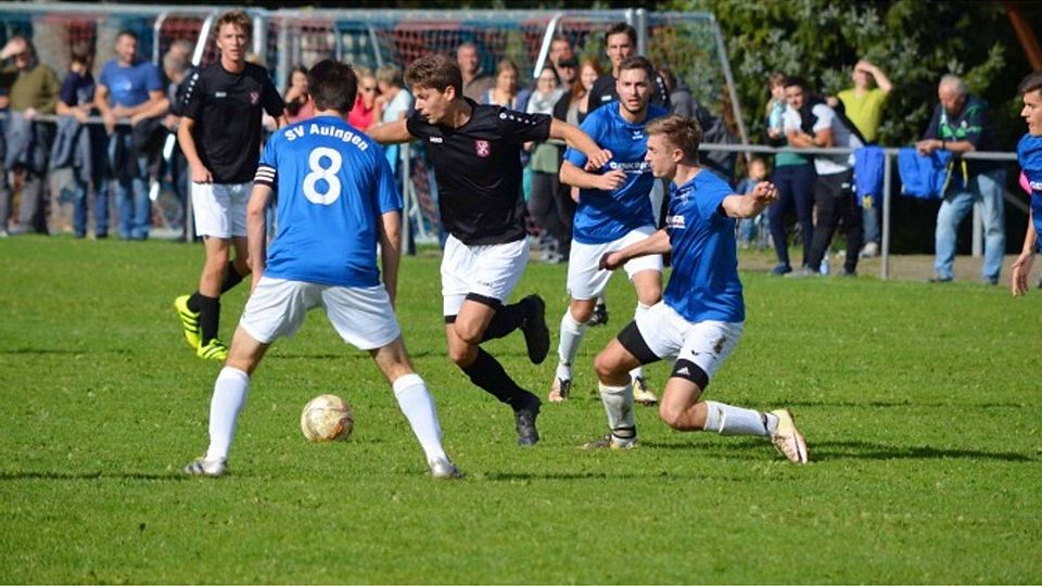 SV Lautertals Spielertrainer Simon Glocker (schwarzes Trikot) konnte sich in dieser Szene zwar nicht durchsetzen. Der Aufsteiger gewann das Spitzenspiel gegen Auingen dennoch mit 3:0.  Foto: Albert Pukall