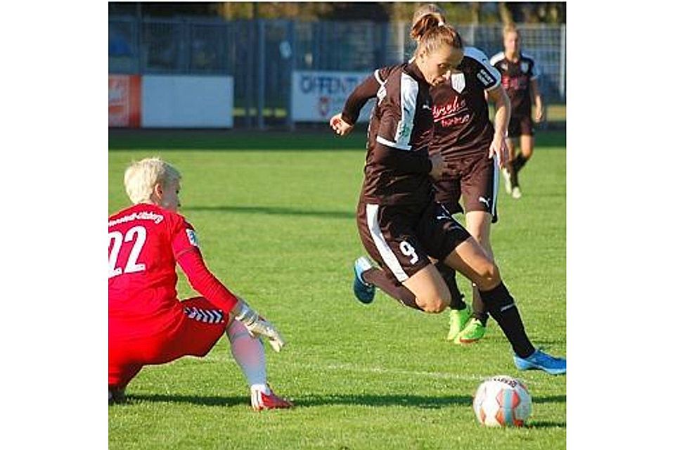 Katarina Kolar umkurvte beim Stand von 5:0 Ex-BVC-Torhüterin Julia Prosch, für die eine der SVH-Feldspielerinnen rettete. Steffen Szepanski