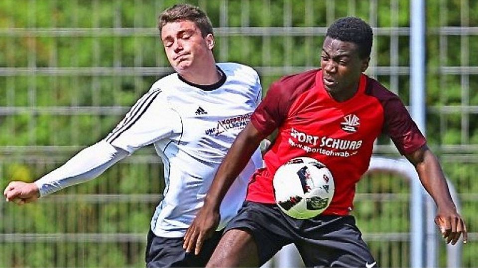 Der  Heimerdinger   Dominik Eitel (links) hat   gegen              seinen      Gegenspieler  aus Breuningsweiler,     Roland Teiko,  das  Nachsehen. Pressefoto Baumann