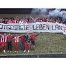 Spieler und Fans des SV Hartenrod nach dem Klassenerhalt in der Relegation: „Totgesagte leben länger“. © Jens Schmidt