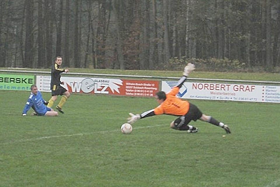 Eines seiner vier Tore, erzielte hier SVK-Akteur M.Ertl  im Spiel gegen Schirmitz         Foto: Ernst Dietl
