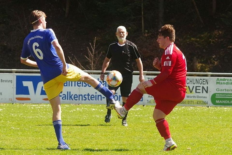 Wörth II gewann das Derby gegen Hofdorf II mit 2:0. Alexander Fischer (in Rot) trug sich dabei in die Torschützenliste ein.